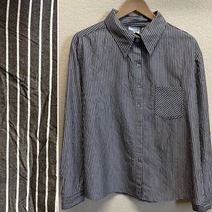💥2/$20💥 CHICO’S Crinkle No Fuss Button Down size 3 Gray Pinstripe EUC